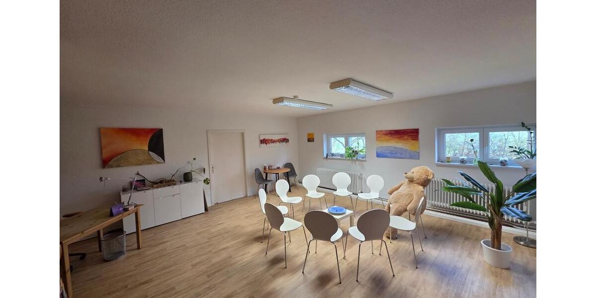 Moderne Büro-Praxisfläche mit Glasfaser & Parkplätzen zimmer