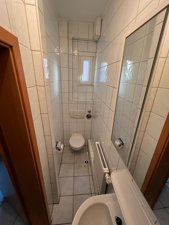 Sehr großes Zimmer mit großem Bett und Schrank