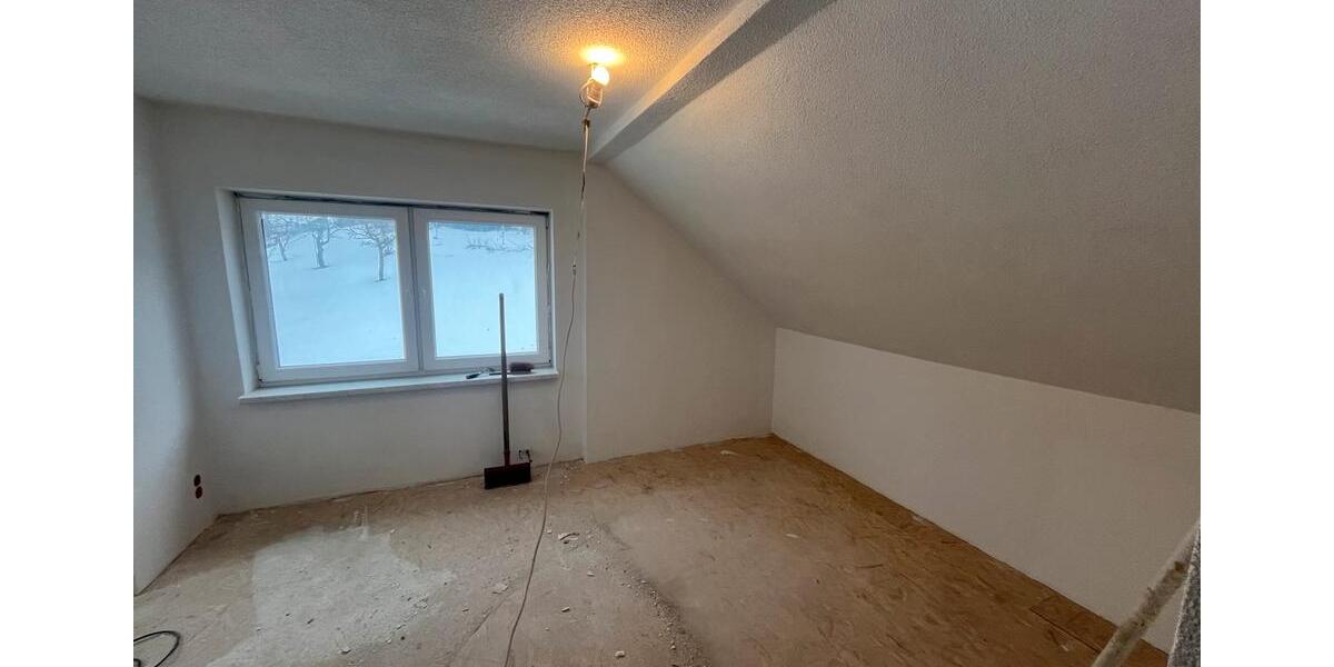 Vermiete Dachgeschosswohnung, 3 Raum Wohnung + Garage 3 zimmer