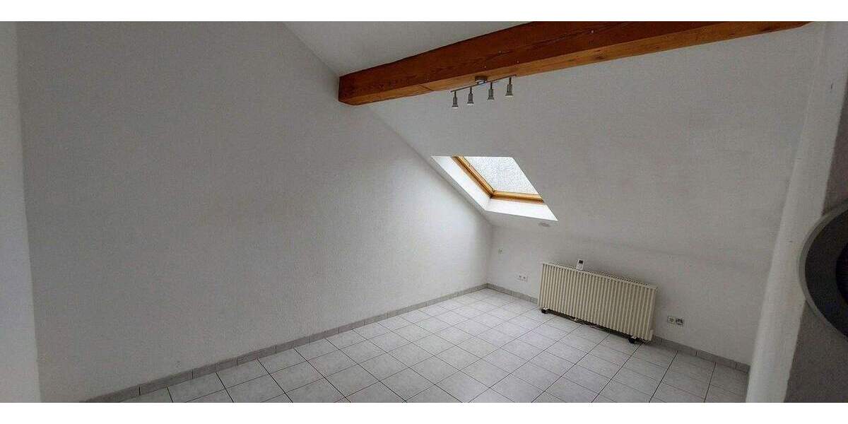 Charmante Dachgeschosswohnung mit sichtbaren Holzbalken - ruhig & zentral gelegen 2 zimmer