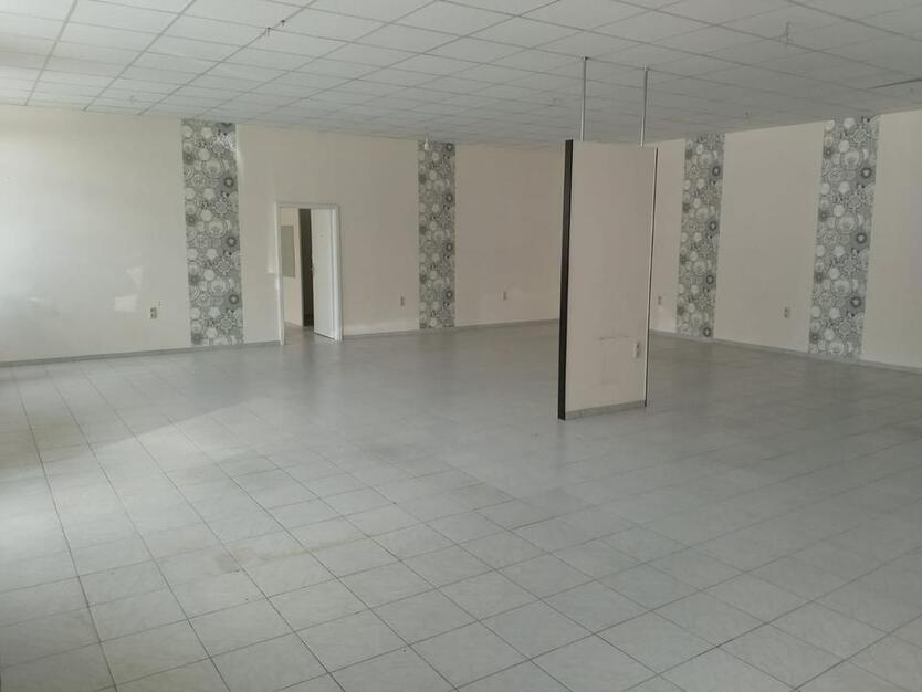Laden-Büro- oder Gewerbefläche, im EG mit Schaufenster zu vermieten