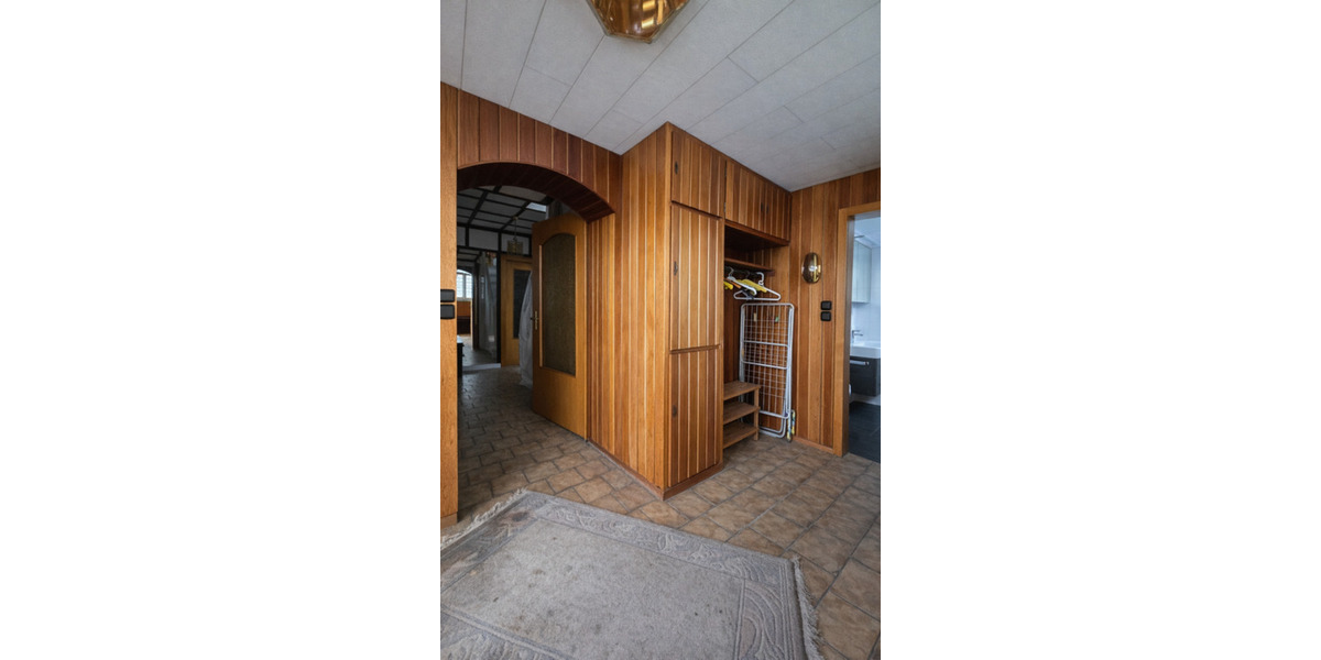 WG-Zimmer in großzügigem Haus (Misburg) nahe Bus&Bahn Haltestelle 4 zimmer