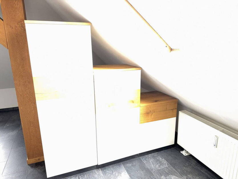 Helle, DG-Wohnung mit Einbaumöbel in 3 Familien-Haus für 2 Jahre zu vermieten