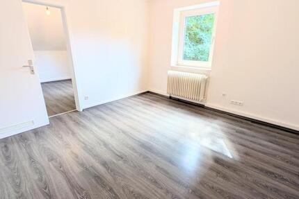 **Ab sofort: +frisch gestrichen +neues Tageslichtbad +Laminat +eigener Garten**