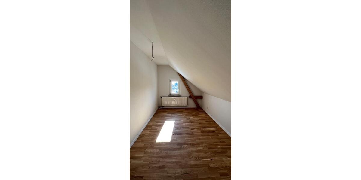 Dachgeschoßwohnung Hohenstein-Ernstthal Ernstthal - 4 Zimmer, 105 m&sup2;, 700&euro; | Angebot:24380399