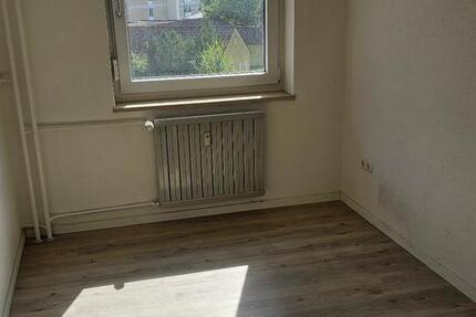 Mietwohnung 3 Zimmer, Wohnküche, BadWC, Balkon, Kellerraum etc.