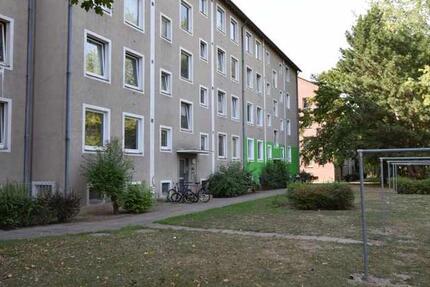 Alles was man benötigt: Tageslichtbad, Balkon und NEUER Bodenbelag! 3 ZKB plus Balkon