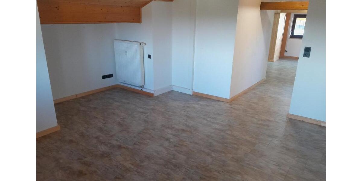 Dachgeschoßwohnung Oberschneiding - 3 Zimmer, 68 m&sup2;, 525&euro; | Angebot:25978830