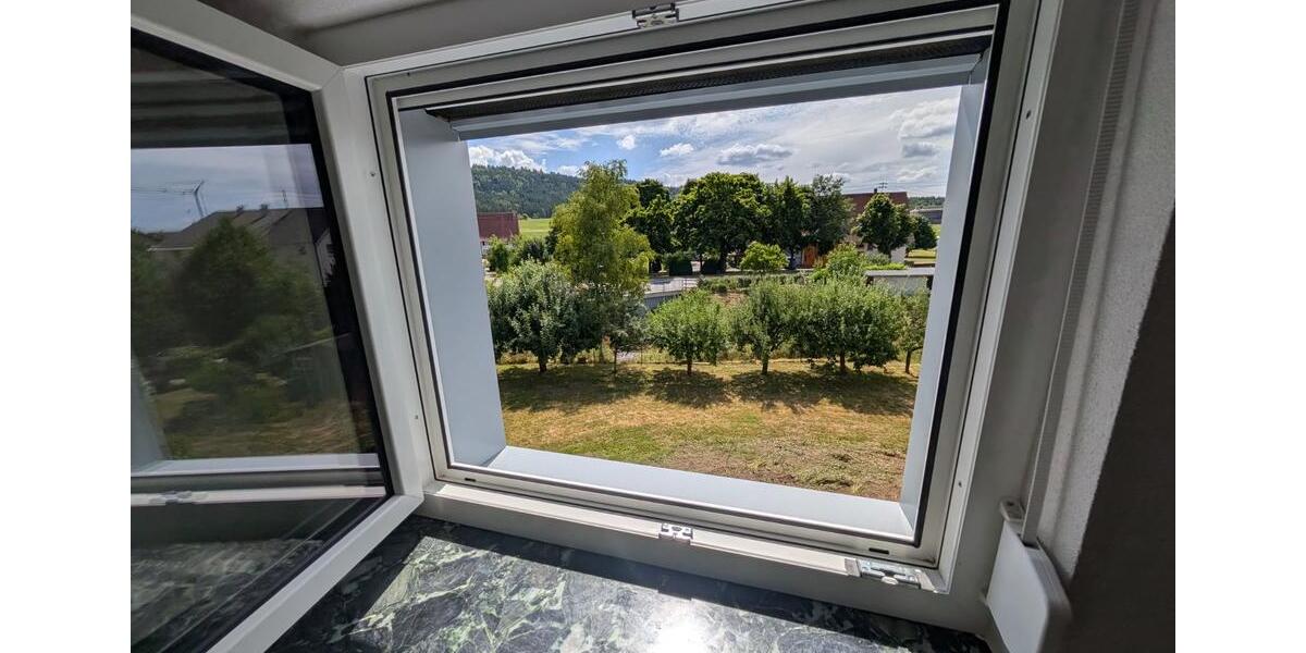 2,5-Zimmer-DG-Wohnung mit Balkon in kernsaniertem Haus zimmer