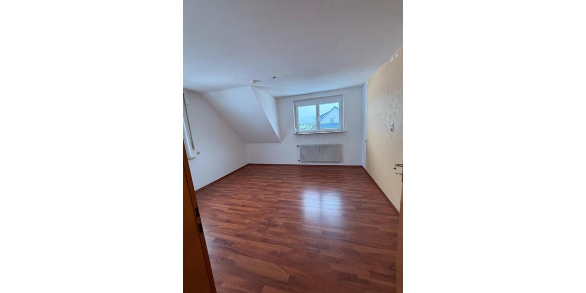 Dachgeschoßwohnung Mötzingen - 3 Zimmer, 70 m&sup2;, 850&euro; | Angebot:26036671
