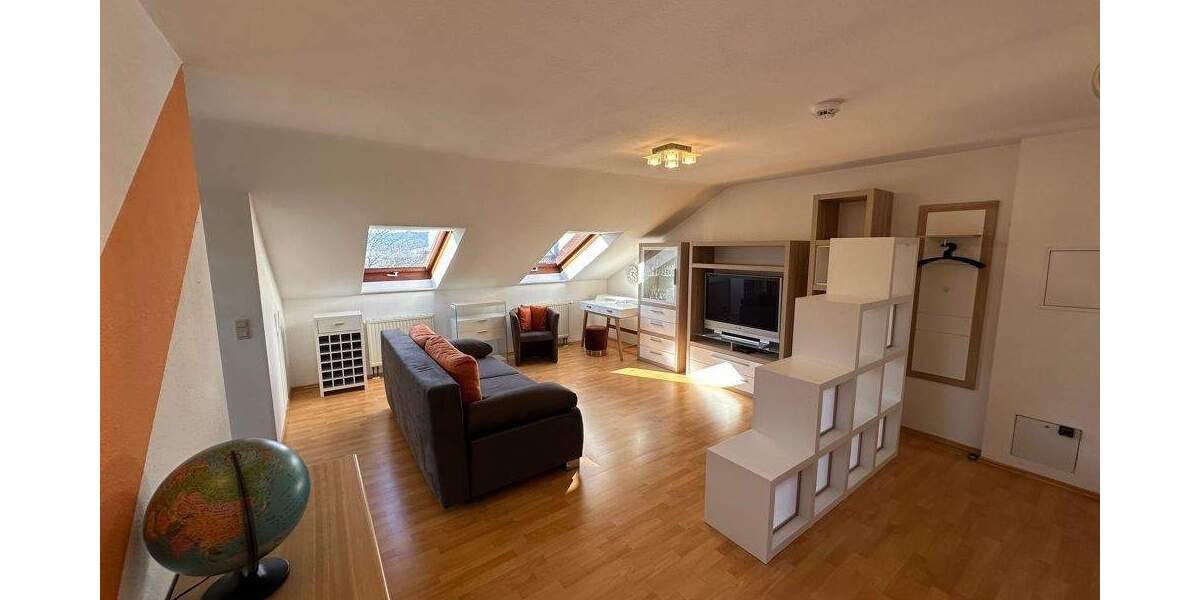 Schöne 2-Zimmer-Dachgeschoss-Wohnung mit Einbauküche 2 zimmer