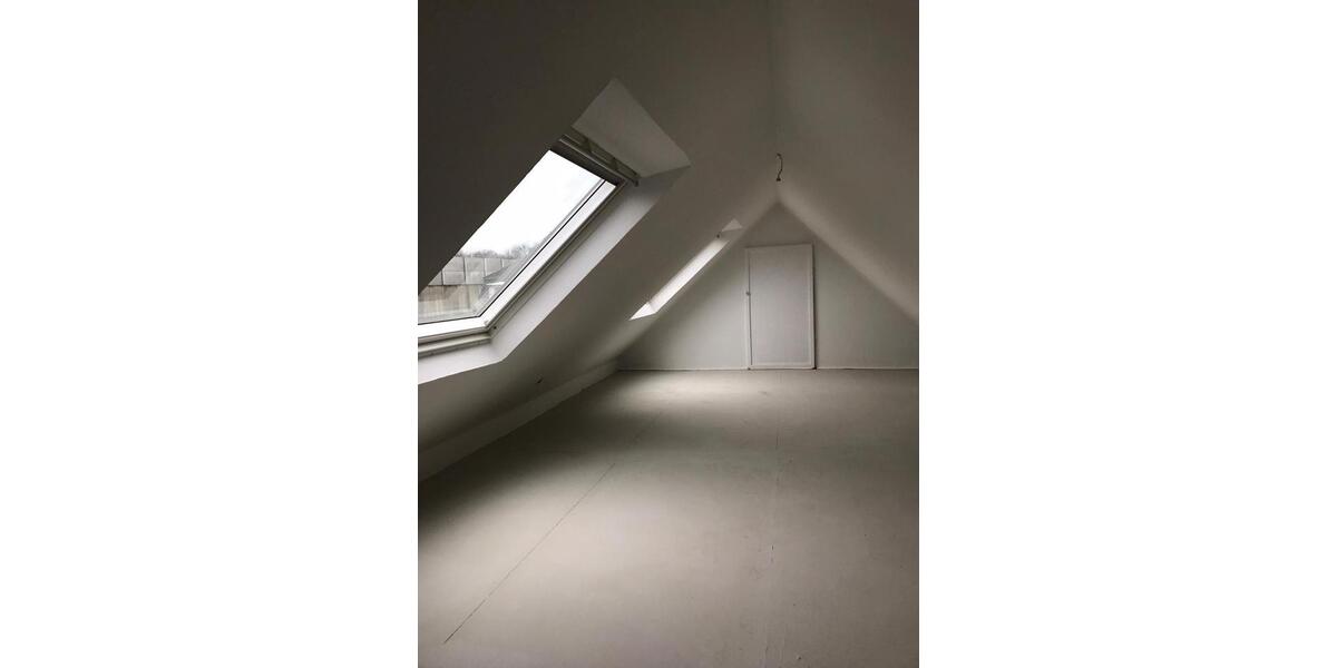 Dachgeschoßwohnung Bochum Höntrop - 4.5 Zimmer, 135 m&sup2;, 945&euro; | Angebot:24740012