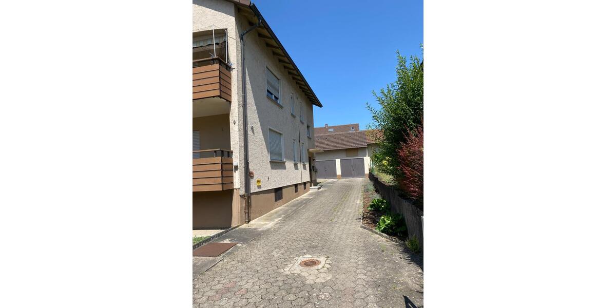 Geräumige 3,5-Zimmer-Wohnung mit Balkon, EK & Garage zu vermieten 2 zimmer