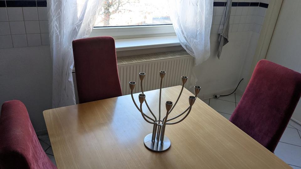 Etagenwohnung Lage - 4 Zimmer, 160 m&sup2;, 1.350&euro; | Angebot:25908425