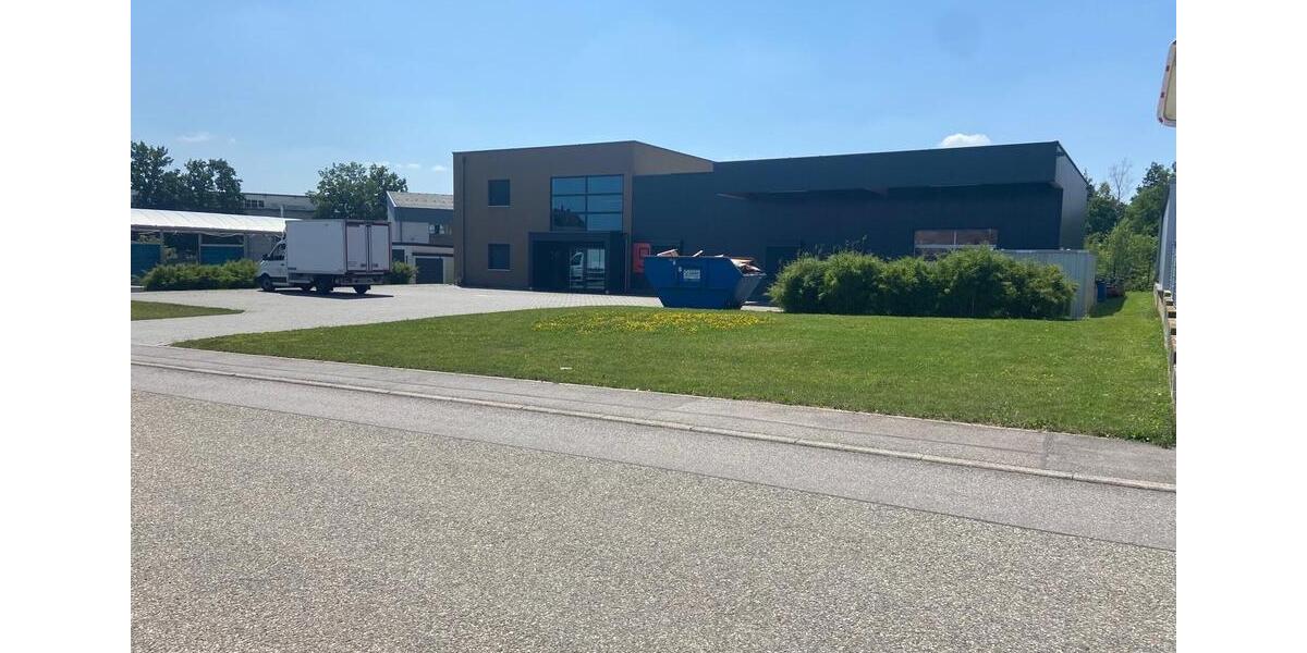 Industriehalle mit Büro, großer Freifläche, PV & Klima zimmer