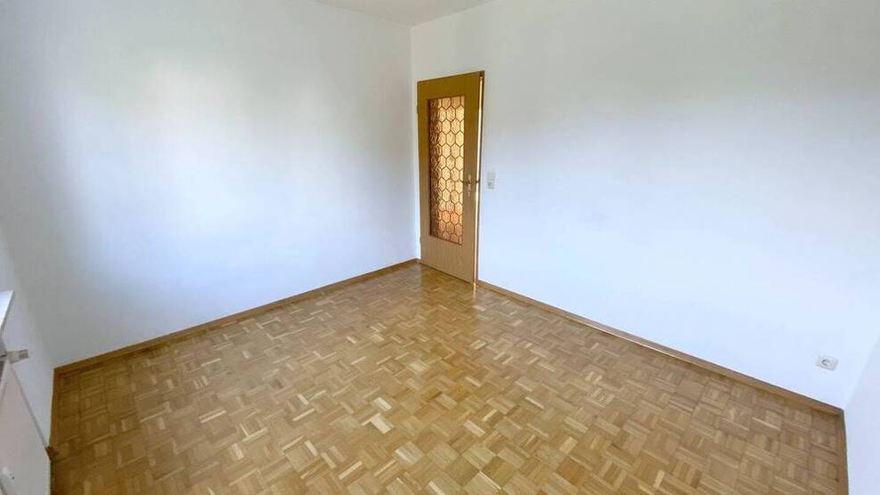 Schöne 3 ZW + EssZimmer mit 35 m² Terrasse in ruhiger Lage