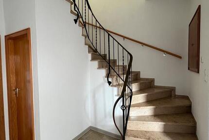 Großzügige Wohnung mit Terrasse und Gartenanteil zu vermieten 8 zimmer