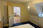 Dachgeschoßwohnung: 2 Zimmer, Küche, Bad mit Einbauküche