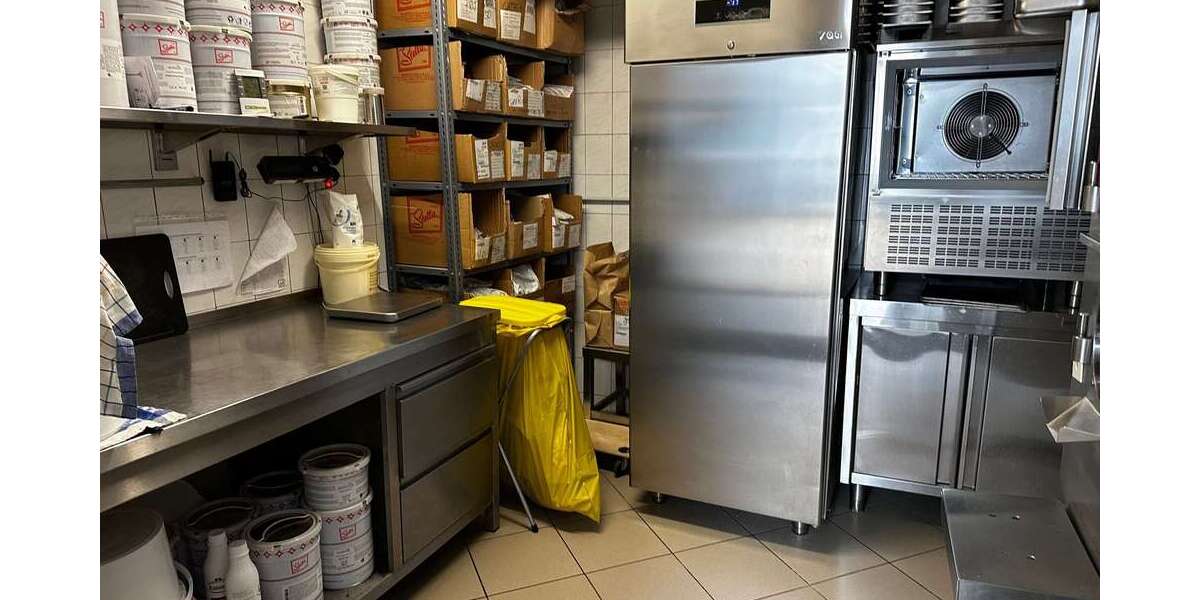 Eiscafé mit großer Terrasse in guter Lage zimmer