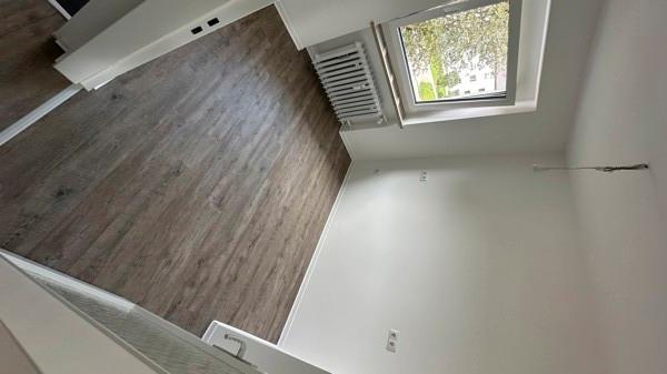 2. OG 4 Zimmer mit Balkon ab Dezember (frisch saniert) 4 zimmer