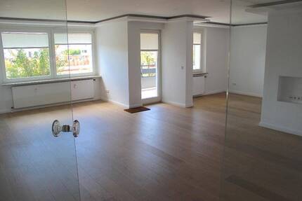 Helle 4,5 Zi.-Whg. mit 2 Balkonen, EBK und Garage in Hannover - OT Waldheim