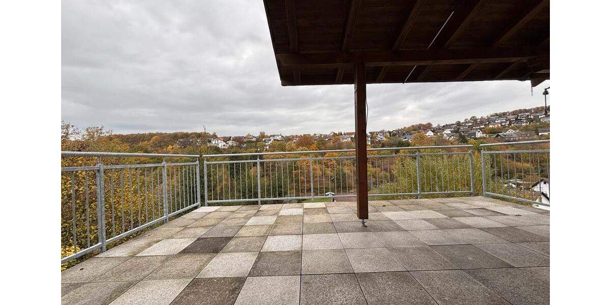 Herkersdorf, Besondere Wohnung mit Doppelgarage und großem Balkon 3 zimmer