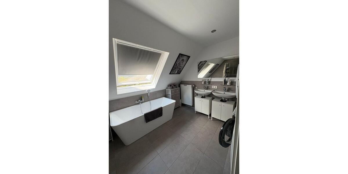 Dachgeschoßwohnung Neunkirchen - 4 Zimmer, 120 m&sup2;, 970&euro; | Angebot:26643919