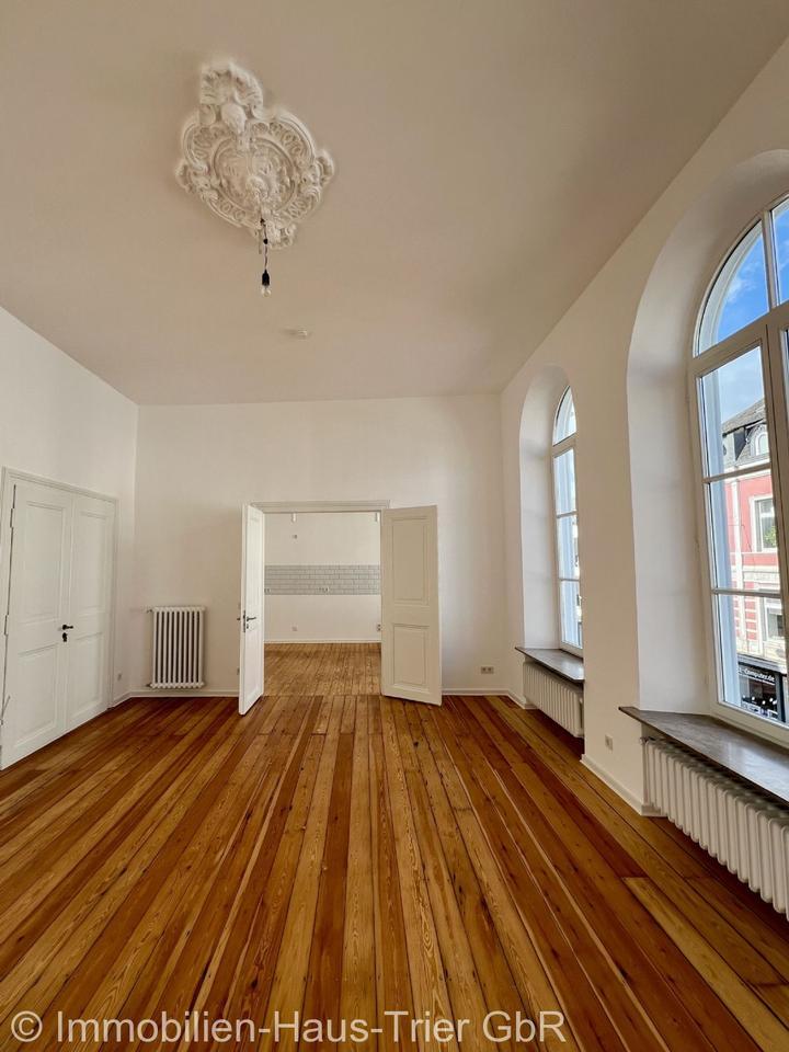 Schicke 2 Zimmer Altbauwohnung mit französischem Balkon zimmer