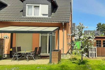 Doppelhaushälfte in Berlin-Biesdorf mit Kamin, Terrasse und Garten.