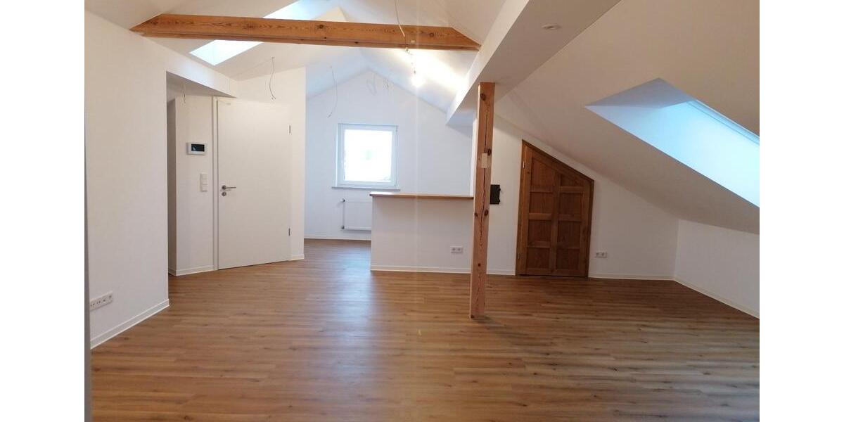 Neu ausgebaute, energetisch sanierte Dachgeschosswohnung 3 zimmer