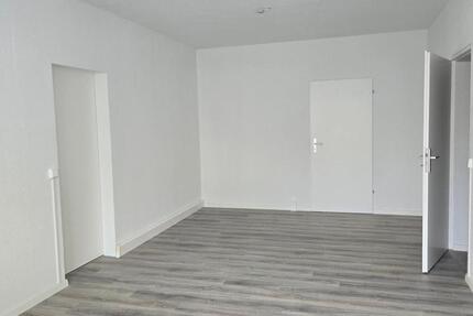 Ab sofort... 3 Raumwohnung im 1.OG mit Wanne und Balkon! 3 zimmer