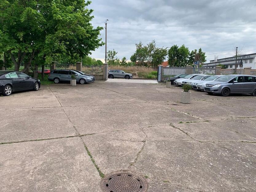 WerkstattLager (kein Tor) + Terrasse + Stellplatz im 