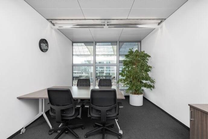 Beziehen Sie einsatzbereite Großraumbüros für 10 Personen in Regus München Airport