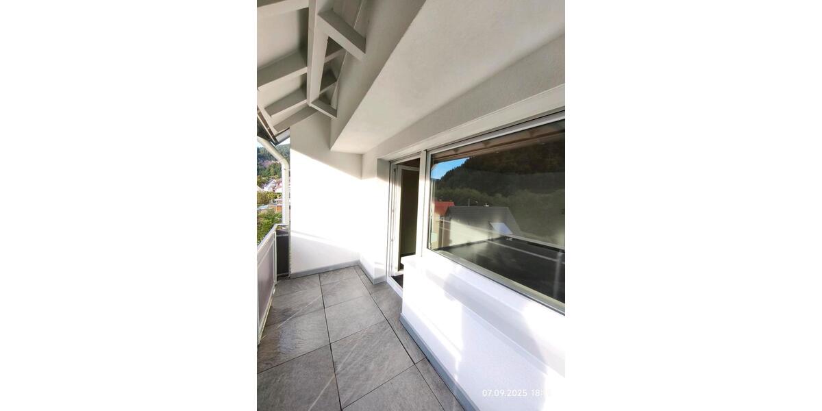 Helle 3-Zimmer-Wohnung mit Balkon – 90 m2 im Erdgeschoss 3 zimmer