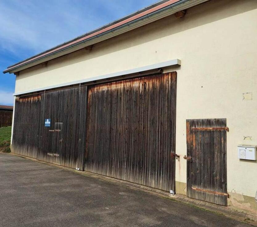 Geschlossene Garage, Halle, Lager, Abstellfläche mit Licht+Strom