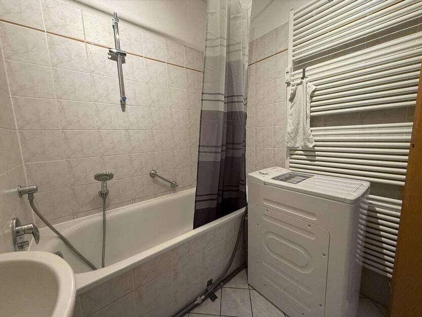 Verfügbar ab 01.10.2025 I 2 Zimmer I Balkon I Einbauküche I Badewanne
