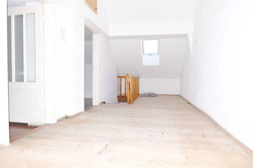 Geräumiges Bauernhaus mit Stall und Tenne; Anfragen bitte per email!