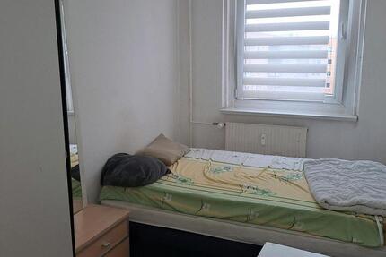 Helles Zimmer in 2-Zimmer-Wohnung mit Balkon zimmer