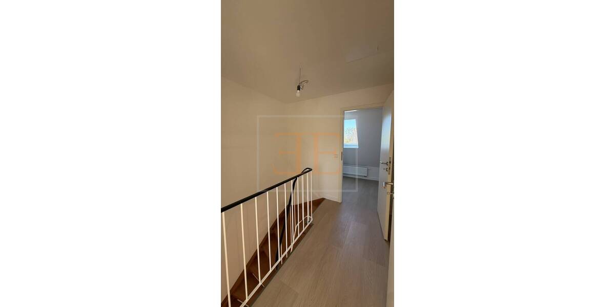 Frisch saniertes Reihenmittelhaus mit 6 Zimmern, Balkon und Einzelgarage zu vermieten - Reihenmittelhaus Rellingen | Angebot:26346609