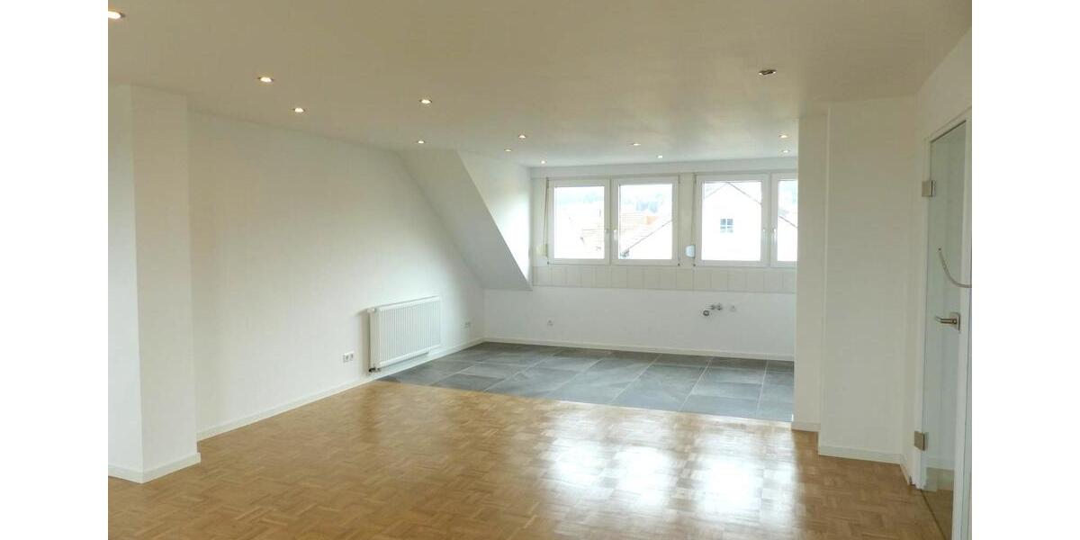 Helle, modernisierte 3-Zimmer Wohnung im DG mit Garage 3 zimmer