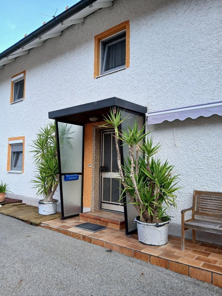 Großzügige Haushälfte auf dem Lande