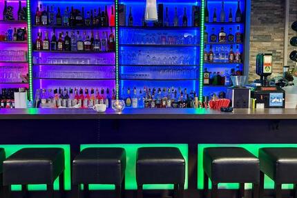 Sehr gut laufende Karaoke-Bar mit Inventarablöse, Hohe Einnahmen! zimmer