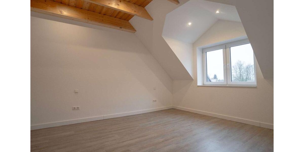 Dachgeschoßwohnung Hage - 3 Zimmer, 93 m&sup2;, 895&euro; | Angebot:25057172