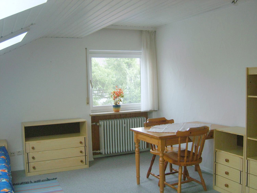 DachZimmer möbliert 22 qm zu vermieten