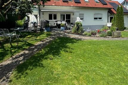 Ideal für Paare mit hohem Anspruch an Wohnkomfort: Barrierearme EG-Whg mit Gartenanteil in Eggingen 4 zimmer