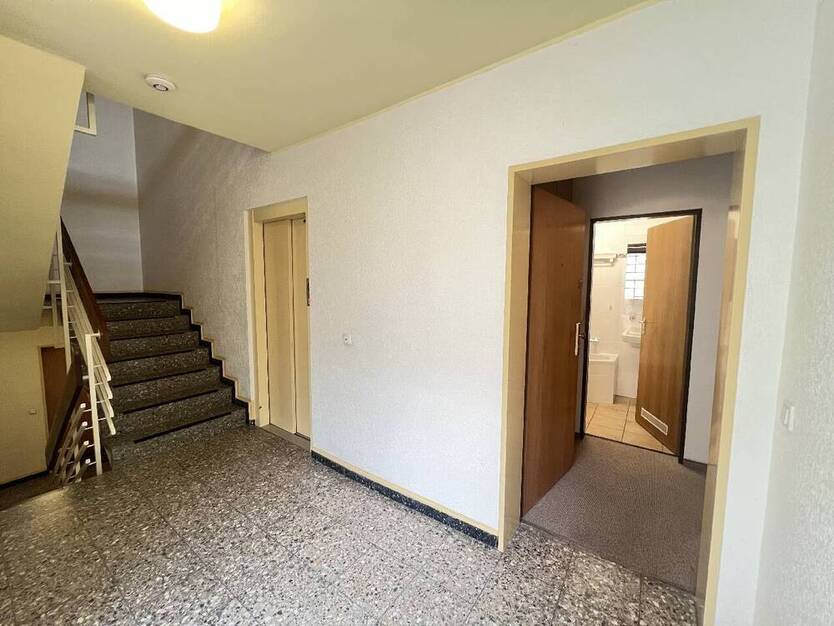 Frisch renovierte ca. 81 m² große Mietwohnung mit Loggia, 2 modernen Bädern, Garage und Stellplatz
