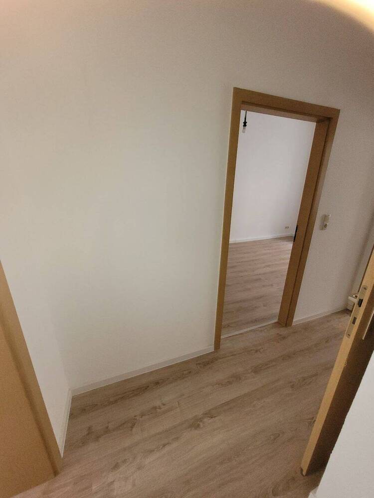 NEU: Ab sofort, frisch sanierte KTV-Whg. mit neuem Bodenbelag, ohne EBK, Gem.- Garten