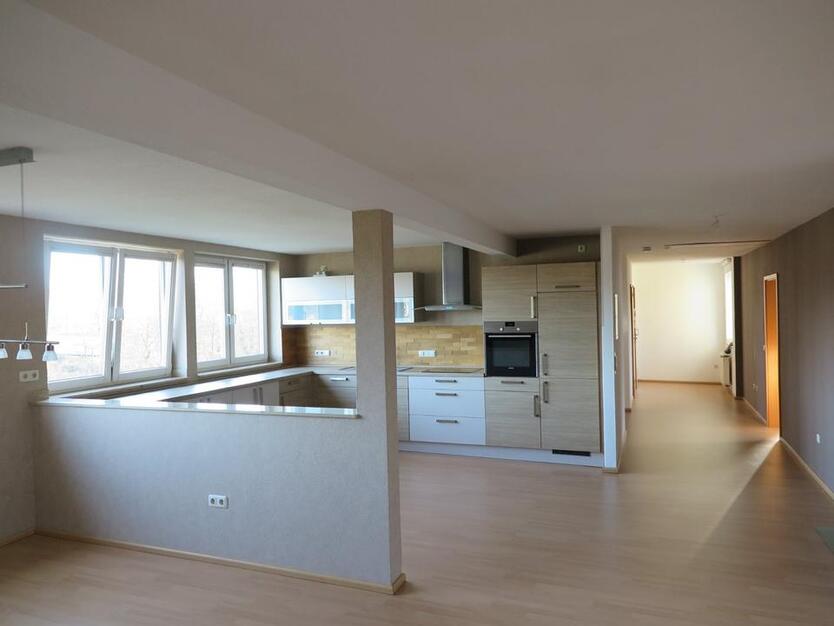 großzügige Dachgeschoßwohnung mit eigenem Garten zimmer