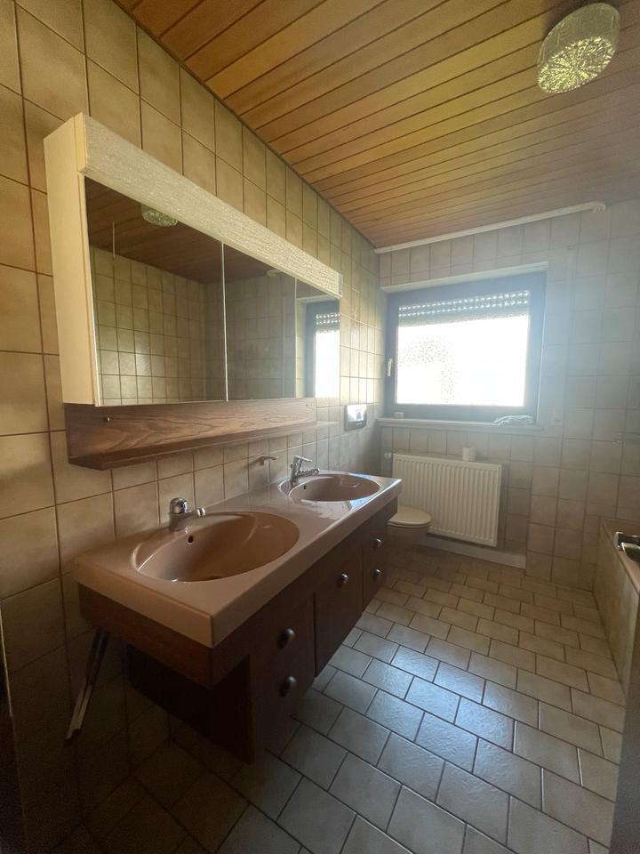 Wohnung ( ca. 175 qm, 7 Zimmer, Balkon, Großer Garten )