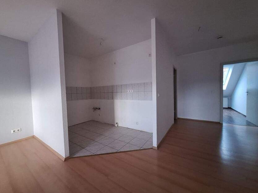 Großzügige 3-Zimmer Dachgeschoßwohnung mit Balkon und Stellplatz 3 zimmer